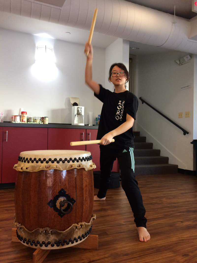 Dounen Daiko member learning to play taiko